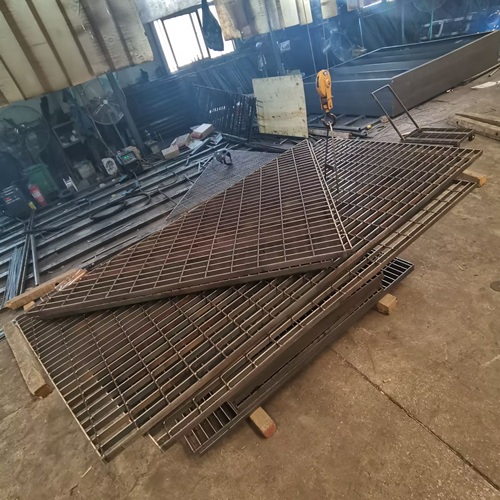 商業(yè)街區(qū)鋼格柵：美觀與安全兼顧的鋪裝方案